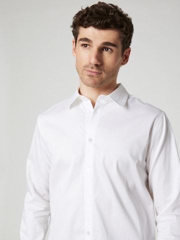 Regular fit Camicia business 'Nils' di ABOUT YOU x Kevin Trapp in bianco