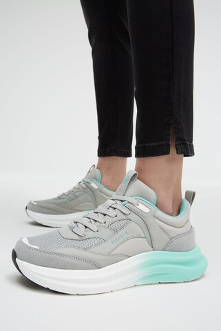 Soccx Wedge Sport Sneaker mit Dip-Dye-Sohle in Grau: Vorderseite