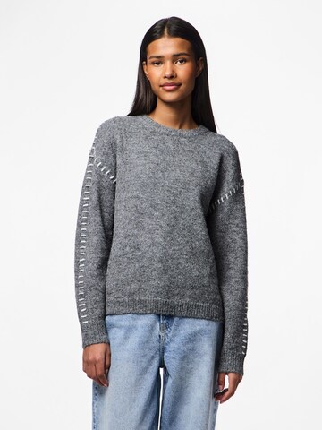 Pull-over 'Silah' PIECES en gris : devant