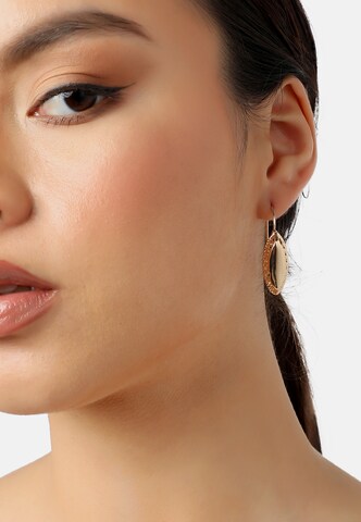 SOHI Earrings 'Alysia' in Beige: front