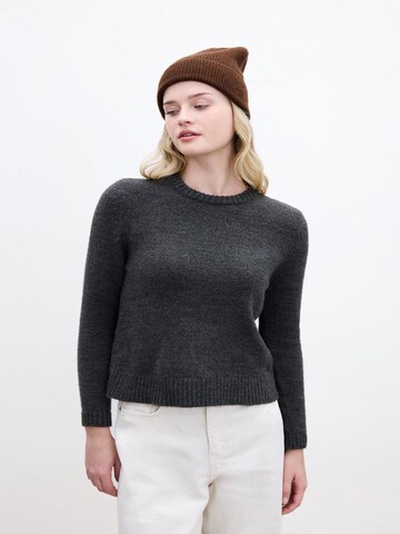 MANUKA Sweater in Grey: front
