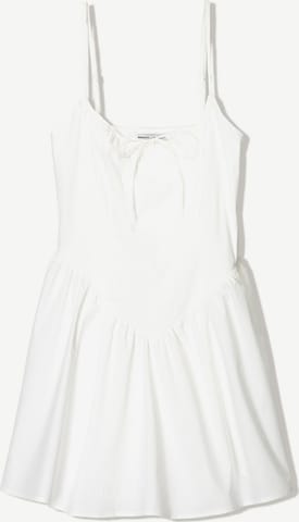 Rochie de la Bershka pe alb: față