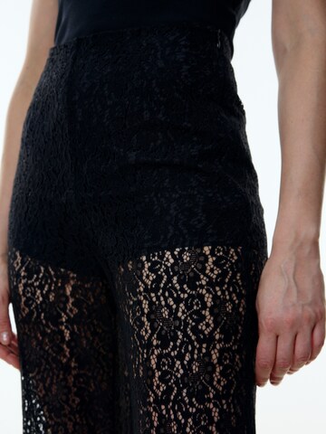 EDITED Rozkloszowany krój Spodnie 'Melisa' w kolorze czarny