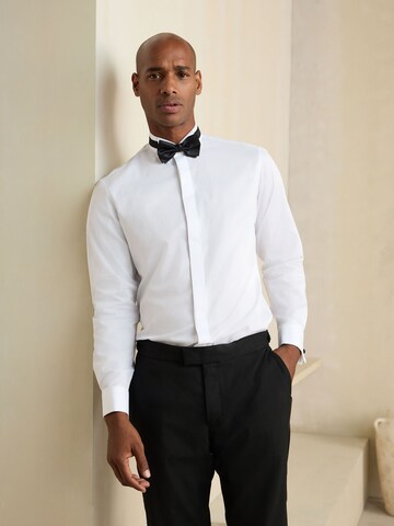 Next Slim Fit Set: Hemd und Fliege in Weiß: Vorderseite