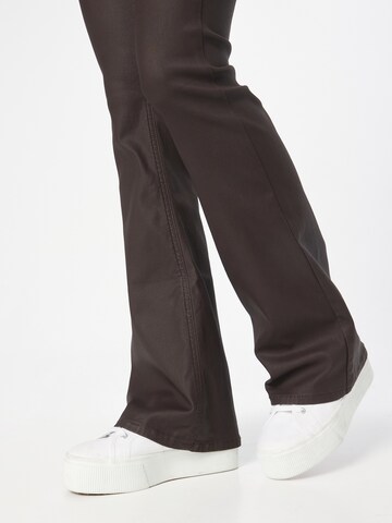 River Island - Acampanado Vaquero en marrón