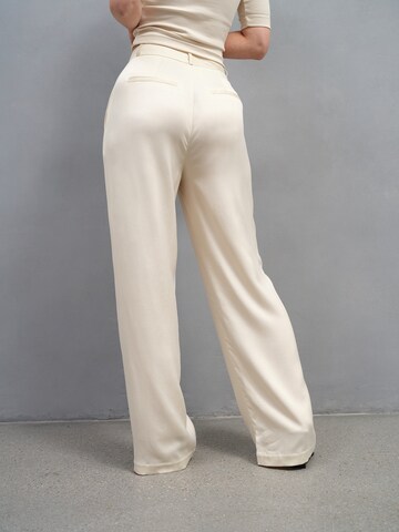 Wide leg Pantaloni con pieghe 'Florentina' di A LOT LESS in beige