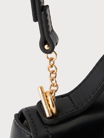 Geantă de umăr de la Calvin Klein pe negru