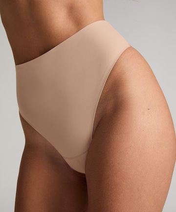 Hunkemöller Stringi w kolorze beżowy: przód