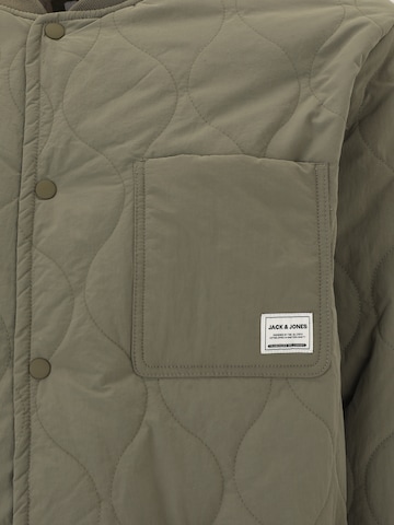 Geacă de primăvară-toamnă 'JJHERO' de la Jack & Jones Plus pe verde