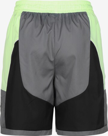 NIKE Loosefit Sportshorts in Grau