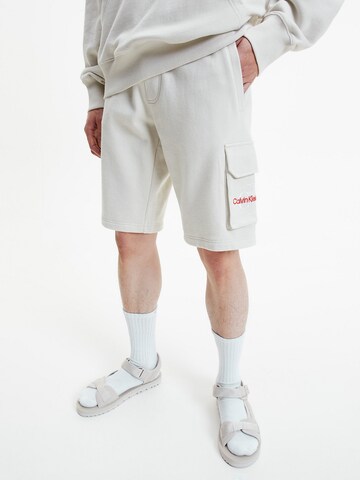 Regular Pantalon cargo Calvin Klein Jeans en blanc : devant