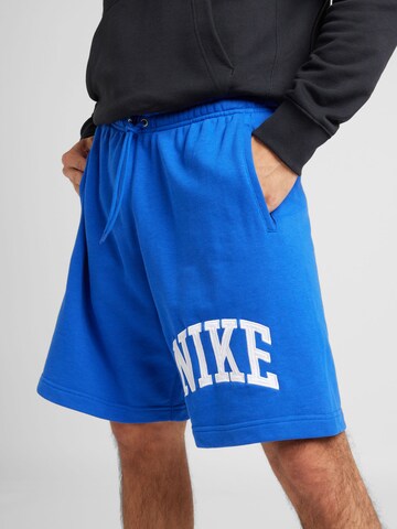 Loosefit Pantalon 'CLUB' Nike Sportswear en bleu