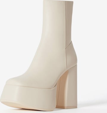 Bershka Ankle Boots in White: front
