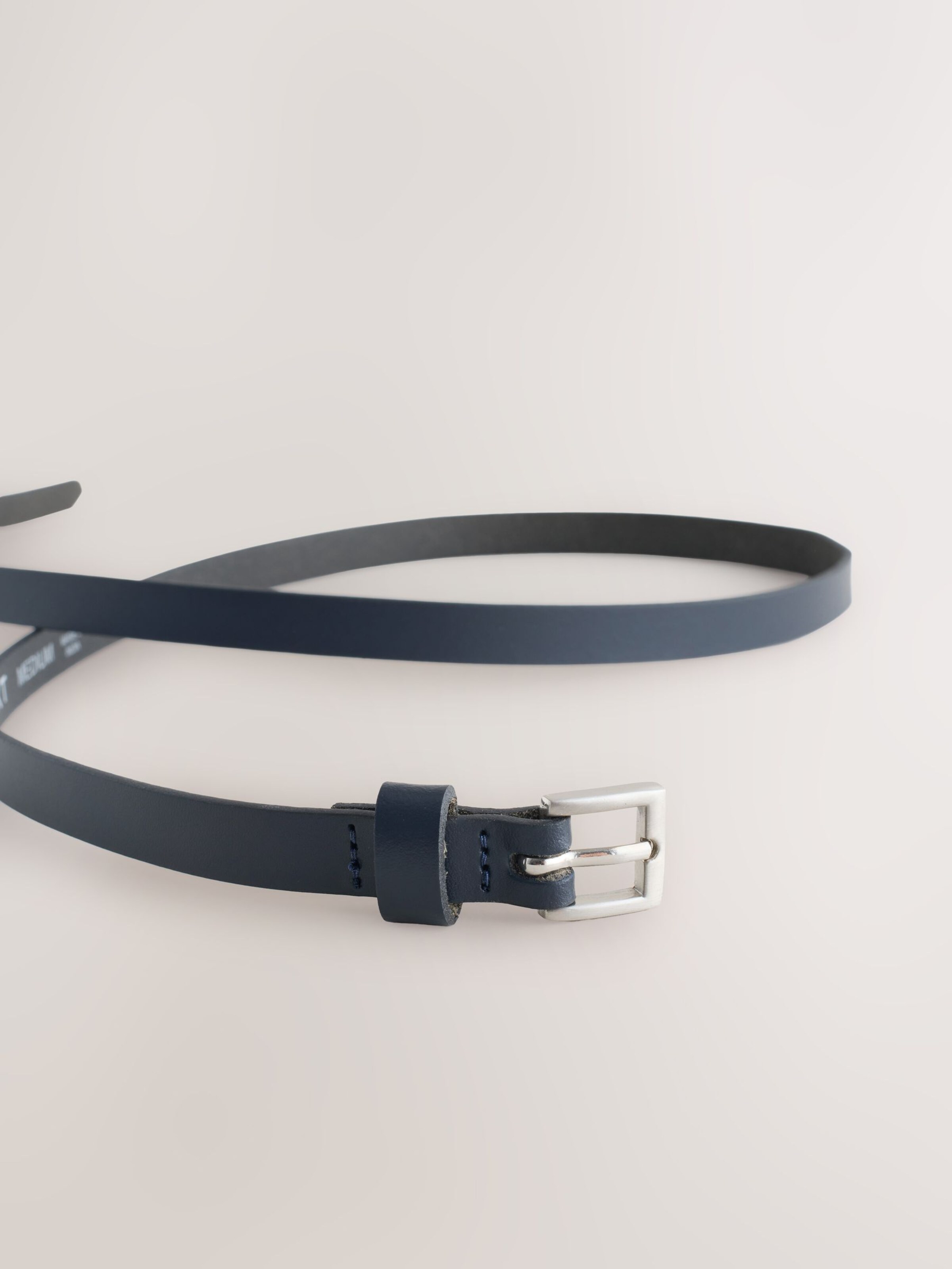 Curea de la Next pe albastru