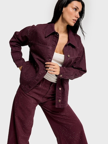 Gilet 'RHINESTONE STRAIGHT DENIM JACKET' IT'S BASIC en rouge