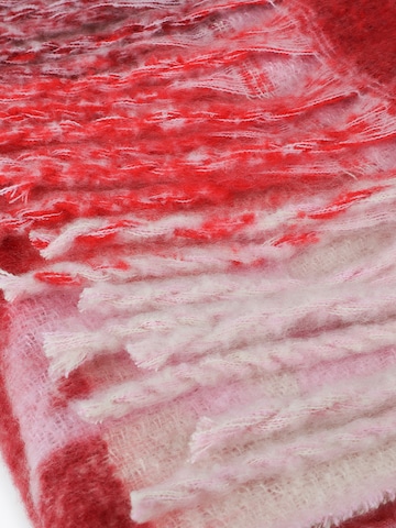 Sciarpa di Lola Casademunt in rosso