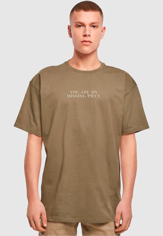 Merchcode T-Shirt 'Missing Peace' in Grün: Vorderseite