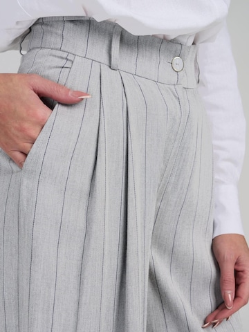 Couture de Marie - Pierna ancha Pantalón plisado 'Hilda' en gris