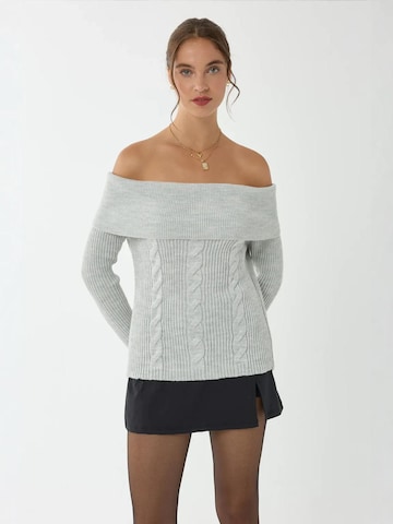 Hiccup Pullover in Grau: Vorderseite