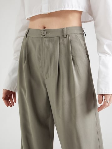 Wide leg Pantaloni con pieghe 'Nimma' di Moves in verde