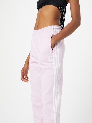 ADIDAS ORIGINALS Zwężany krój Spodnie 'Adicolor Classics Cuffed' w kolorze różowy