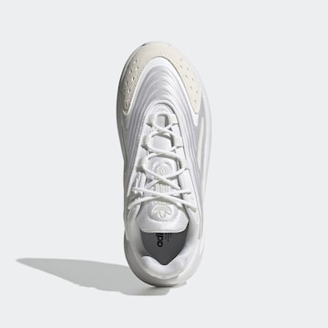 Sneaker bassa 'Ozelia' di ADIDAS ORIGINALS in bianco