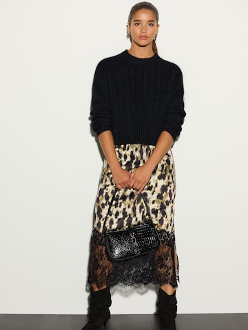 Next Set: Kleid und Pullover in Schwarz: Vorderseite