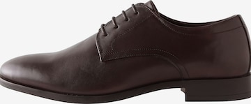 Next Nauhakengät värissä ruskea: etupuoli