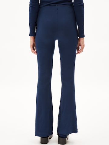 ARMEDANGELS Flared Broek 'TAMINAARA' in Blauw