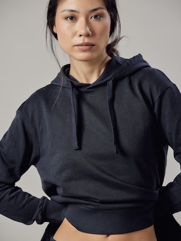 Felpa 'Felpa con Cappuccio e Spacchi Laterali' di OWN Off With Nature in blu: frontale