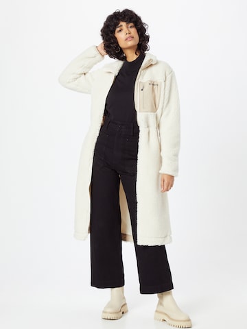 COLUMBIA Between-Seasons Coat in Beige