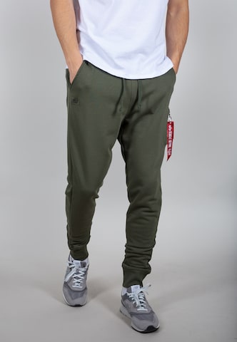 ALPHA INDUSTRIES Tapered Hose 'X-Fit' in Grün: predná strana