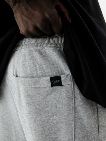 Tapered Pantaloni di Pull&Bear in grigio