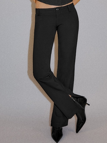 Evazați Pantaloni 'PANTALON POLIVIS' de la Bershka pe negru: față