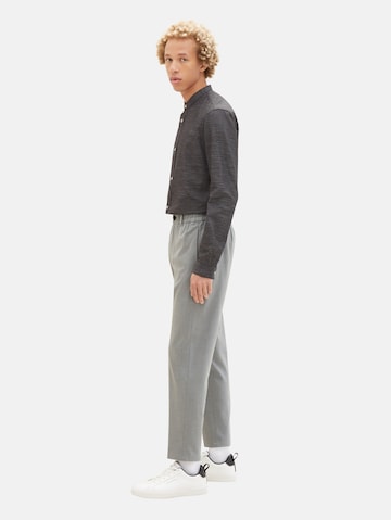 regular Pantaloni con piega frontale di TOM TAILOR DENIM in grigio