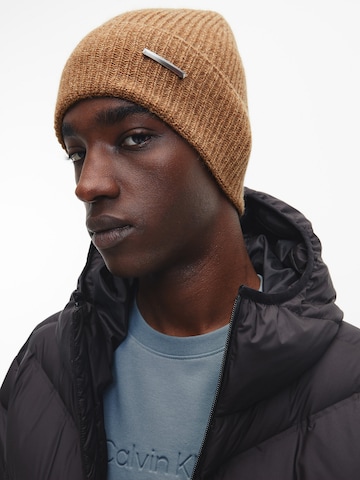 Calvin Klein Müts, värv pruun: eest vaates