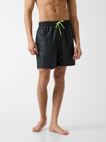 GUESS Badeshorts in Schwarz: Vorderseite