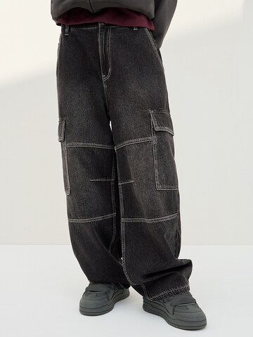 Bershka Baggy Cargo Jeans in Black: front