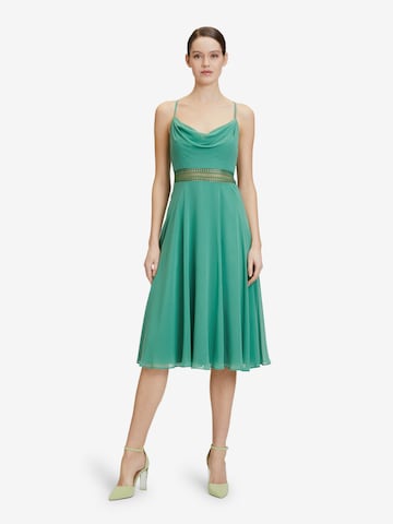 Robe de cocktail Vera Mont en vert : devant