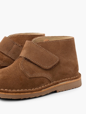 Pisamonas - Botas en marrón