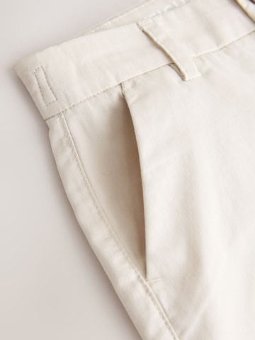 Next Regular Shorts in Weiß