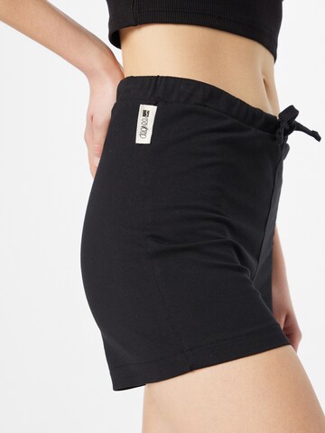 Degree Regular Shorts in Schwarz