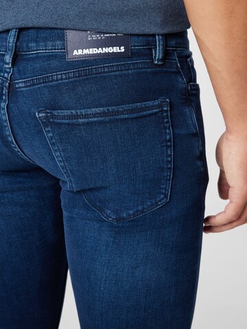 ARMEDANGELS Slimfit Jeans 'JAARI' i blå