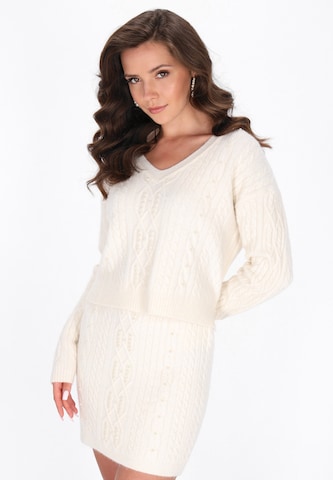 faina Sweater in White: front