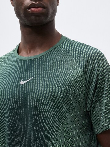 NIKE Λειτουργικό μπλουζάκι 'Stride' σε πράσινο