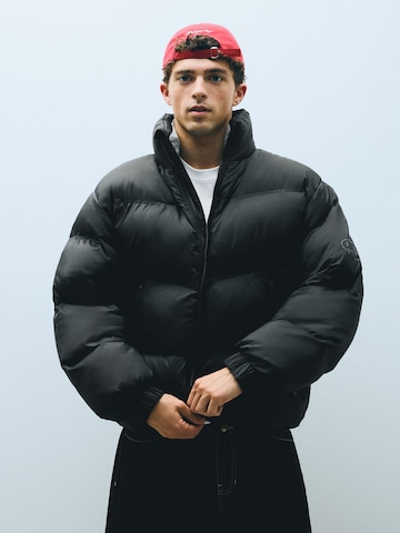 Geacă de primăvară-toamnă de la Bershka pe negru: față