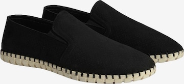 Chaussure basse 'Slip-Ons' Desa en noir : devant