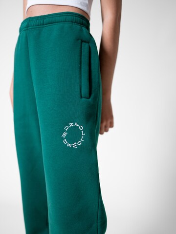 UNFOLLOWED x ABOUT YOU - Tapered Pantalón 'BOLD' en verde