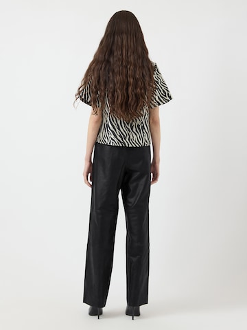 regular Pantaloni di YAS in nero