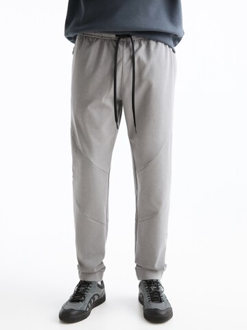 Pull&Bear Tapered Hose in Grau: Vorderseite